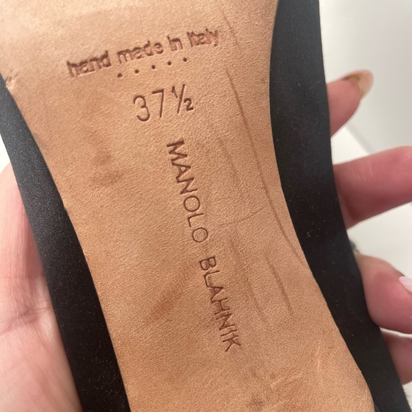 Manolo Blahnik
Hangisi 70mm crystal-embellished pumps - Picture 2 of 3